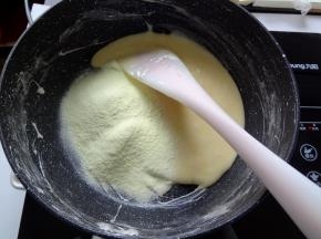 6.加入奶粉，继续搅拌至完全混合均匀