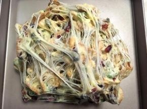 8.戴上手套趁热将棉花糖开始由内向外掰，边掰边往里面收，让棉花糖的千丝万缕包裹起来