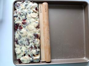 9.基本包裹好后放入阳晨不粘烤盘中用牛轧糖整形棒配合手开始整形，贴着烤盘边整形更方便