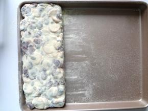 10.整形好后趁温热撒上奶粉，两面都要撒上奶粉