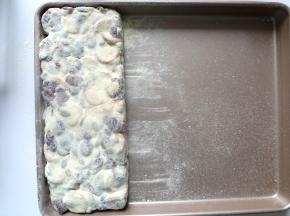 10.整形好后趁温热撒上奶粉，两面都要撒上奶粉