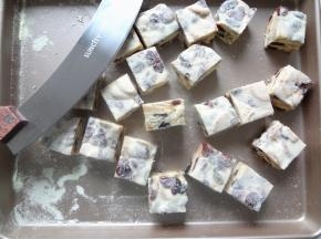 11.放凉后用牛轧刀切成自己喜欢的大小密封保存就可以啦！