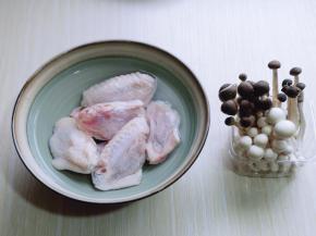 准备食材，鸡翅用冷水泡15分钟。