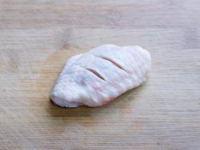 将泡好的鸡翅用锋利的刀划出痕迹，这样鸡翅会更入味，依次做完。