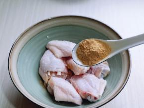 放入器具中，加入奥尔良烤翅料。（烤翅料可以根据个人口味增减）