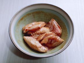 戴上食品手套，抓拌均匀，腌制45分钟以上。（时间允许可以腌制时间长一点，也可以放入冰箱腌制一夜）