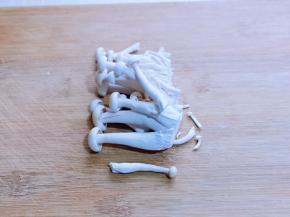 将菌菇去根，冷水冲洗干净。