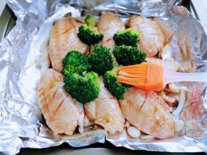 西蓝花焯水，放在鸡翅上，再将腌制鸡翅的料刷在每个鸡翅与西蓝花上。