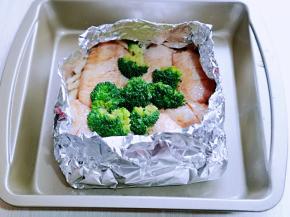 最后把锡纸周边折起来，放烤盘里。