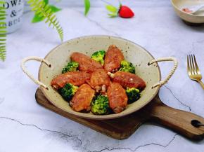 烤好的鸡翅香味扑鼻而来。