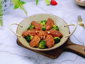 将菌菇铺在盘子下面，摆上烤好的鸡翅，放上西蓝花。