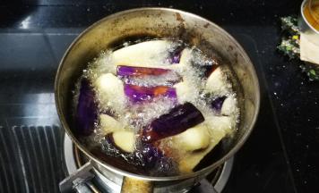 茄子切长条块用生粉拌均匀