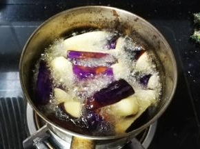 茄子切长条块用生粉拌均匀