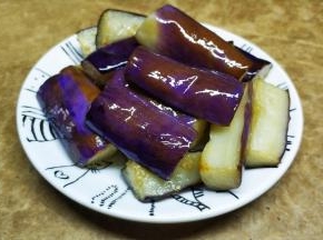 入油锅炸至8成熟捞出沥干油