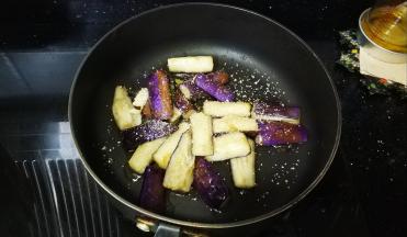 锅里倒入茄子放上蒜盐、糖调料