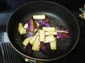 锅里倒入茄子放上蒜盐、糖调料