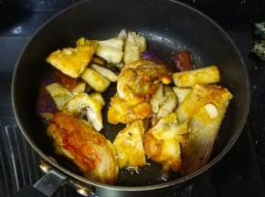 倒入炸好的鱼头