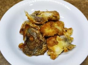 鱼头用盐、生粉腌好，入油锅炸至金黄捞出备用