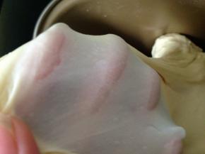 除黄油外面团原料放入面包桶，揉至出厚膜，加黄油揉至出薄膜