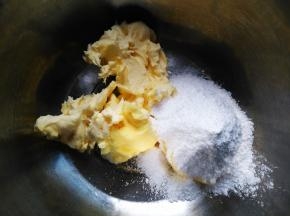 将奶酥原料黄油和糖粉混合