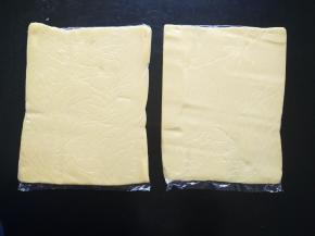 平均分成两份，装入保鲜袋，擀薄，放冰箱冷藏备用