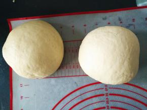 取出面团排气，平均分别2份，滚圆，静置15分钟