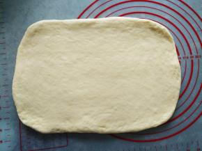 分别擀成比奶酥片稍大