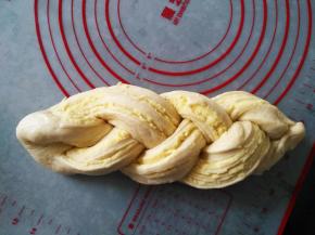 编辫子，捏紧尾部