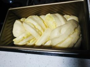 放入烤箱低温发酵至8分满，盖上盖子继续发酵20分钟