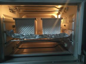 放入预热好的烤箱中下层，烤网上铺油纸，上火170度下火180度，烘烤40分钟