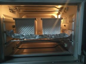 放入预热好的烤箱中下层，烤网上铺油纸，上火170度下火180度，烘烤40分钟