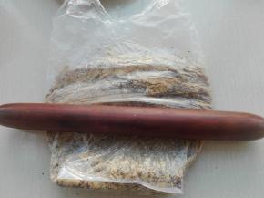 将熟的核桃仁装入食品袋，用擀面杖将其擀碎，为了成品媒球更副真，尽量将其擀细