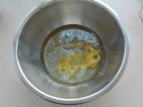 将玉米油、蛋液、糖混合