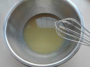 手动打蛋品将其搅拌均匀