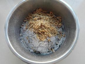 放入黑米粉、泡打粉、小苏打、擀好的核桃仁