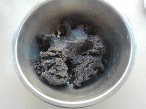 用手将其抓至无干粉状态即可