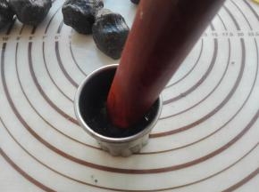 找个圆形模具，将其分好的小面块放入，利用擀面杖将其压平