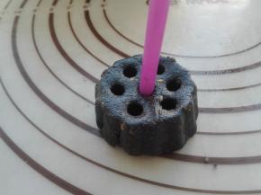 将其脱模，利用吸管，在上面扎眼