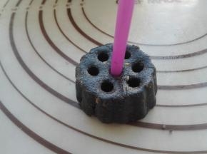 将其脱模，利用吸管，在上面扎眼