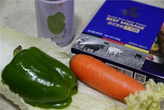 咸口的牛肉肠时蔬饭团，备料：牛肉肠，胡萝卜，鲜米，青椒，白菜叶。