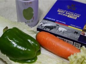咸口的牛肉肠时蔬饭团，备料：牛肉肠，胡萝卜，鲜米，青椒，白菜叶。