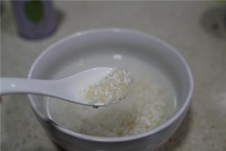 将大米洗净，然后泡水半小时。