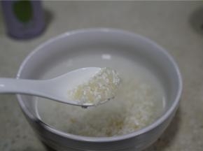 将大米洗净，然后泡水半小时。