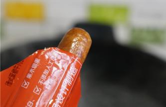 将牛肉肠冷水下锅，煮开之后再煮三分钟。