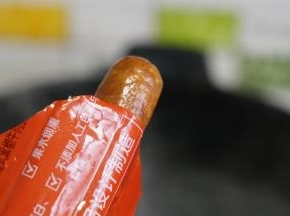 将牛肉肠冷水下锅，煮开之后再煮三分钟。