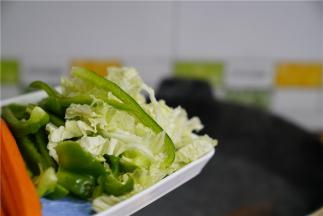 另将青椒，白菜，胡萝卜改刀下锅焯煮二分钟。