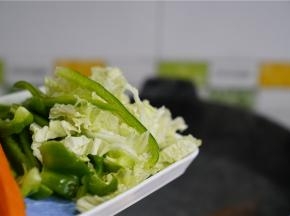 另将青椒，白菜，胡萝卜改刀下锅焯煮二分钟。