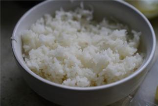 将鲜米煮成饭之后，配入寿司醋，拌至饭松散。