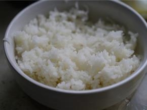 将鲜米煮成饭之后，配入寿司醋，拌至饭松散。