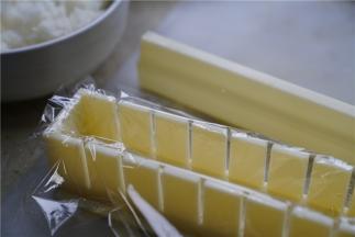 寿司模里铺上一层保鲜膜。